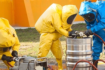 Cuáles son las características de los trajes PPE telas repelentes a la sangre